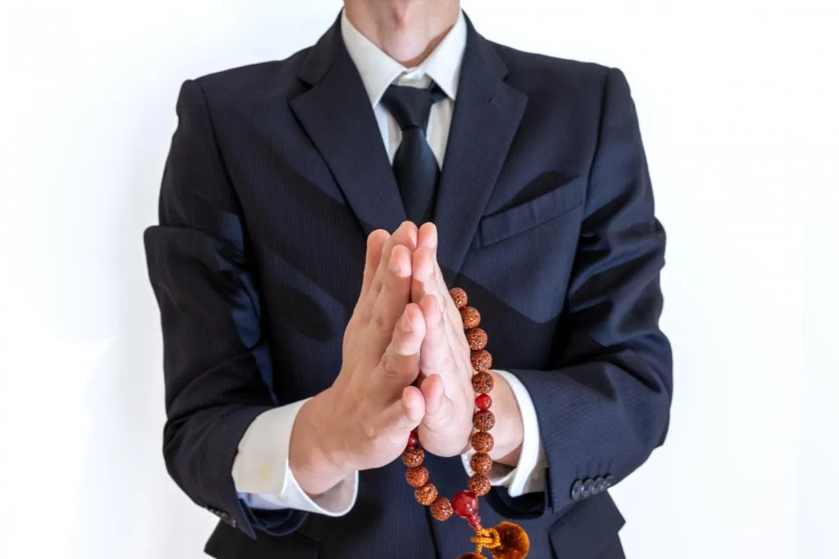 パンツスーツの喪服とインナーの最適な組み合わせとは？失敗しない選び方のポイント