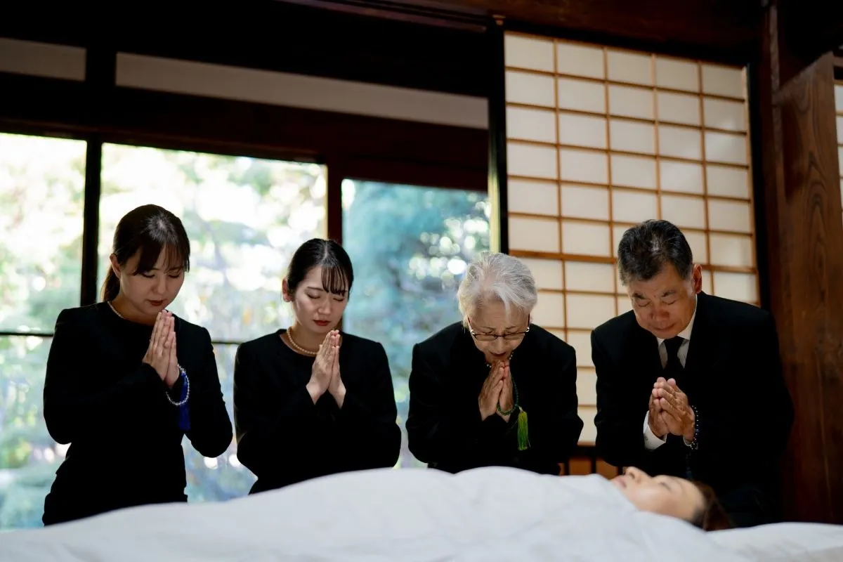 家族葬でのお通夜の流れと参列マナーを解説！家族が安心できる準備と対応法